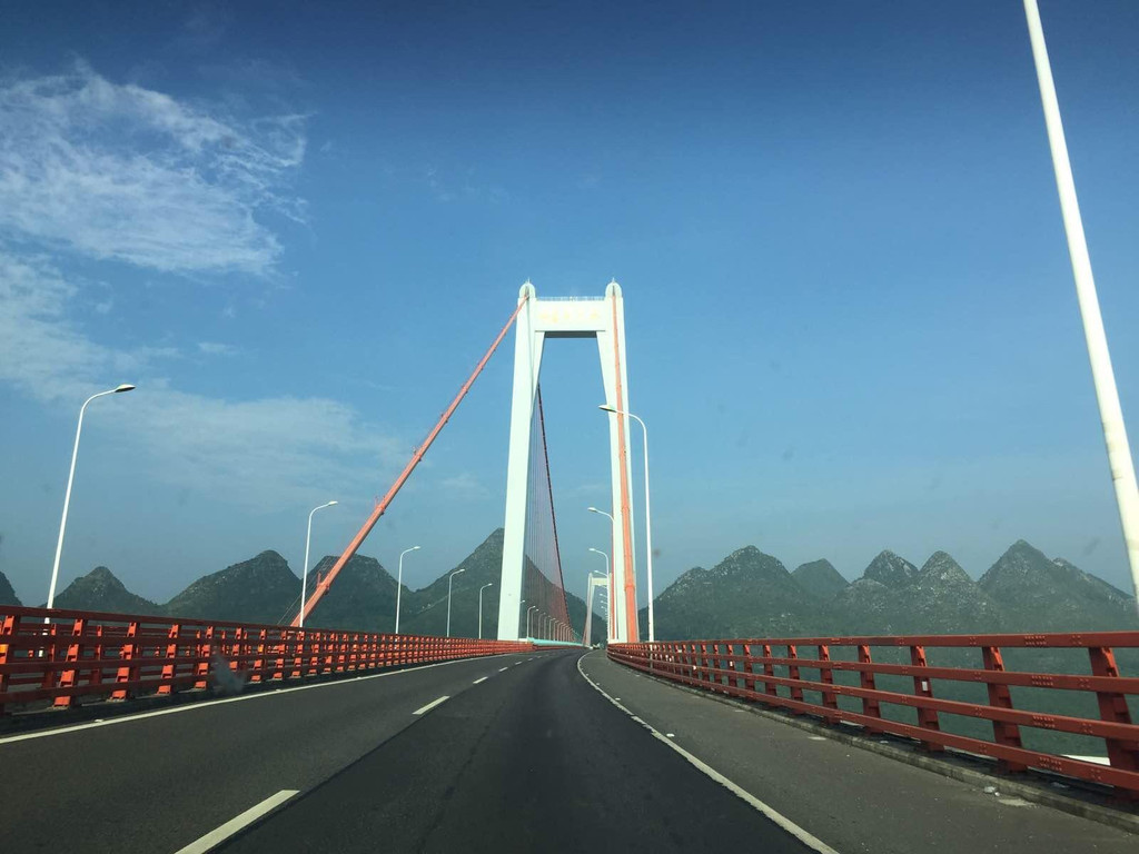                雄伟的坝陵河大桥