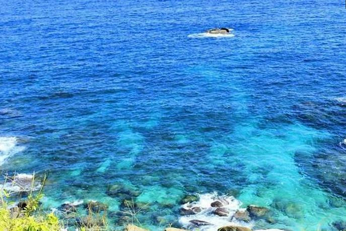 蔚蓝的天空,湛蓝的大海,清凉的海风,咸咸的海水味道……让人沉迷其中