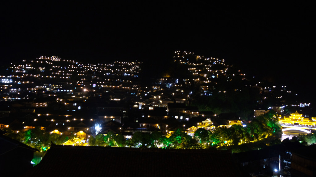 为使游客更好地观赏西江千户苗寨夜景,景区在路边修建了观景台,还开通