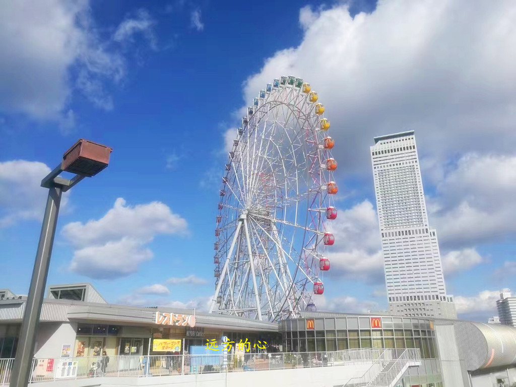 动物园很小,动物真的和人近距离,老虎和游客就隔着一层玻璃,大胆的