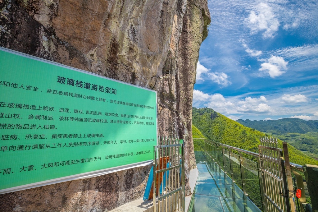 南尖岩 虽然有点害怕,但是在玻璃栈道上看山下的风景也是最好的,就像