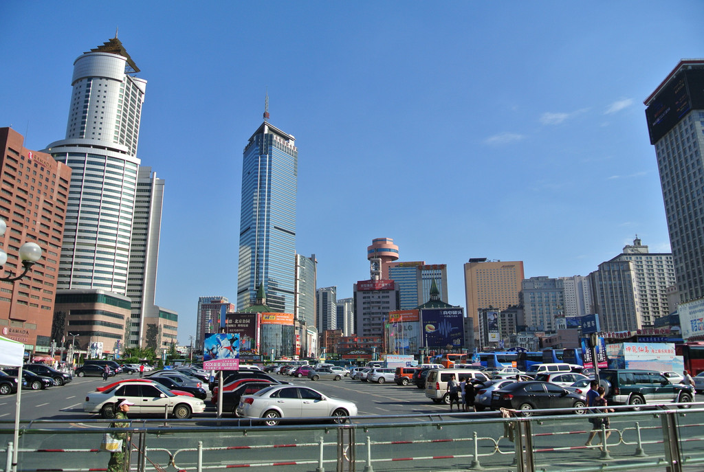 大连街景     街头漫步,观赏街景.         下榻酒店近旁是三八广场.