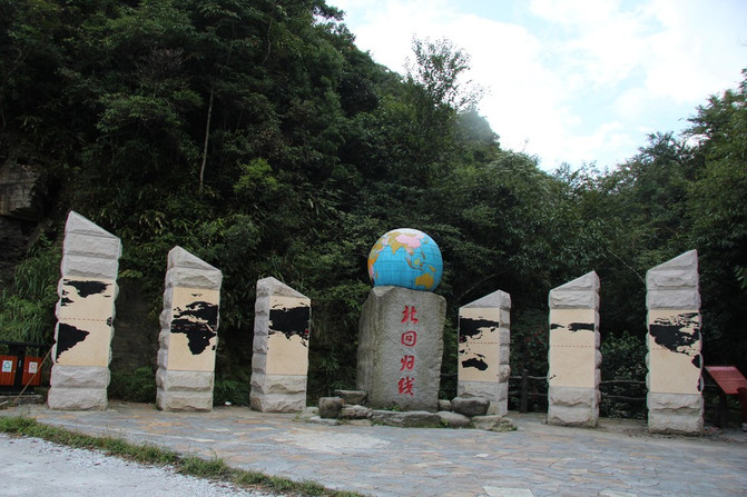 广西桂平北回归线标志塔:由跨度26米,高度17.
