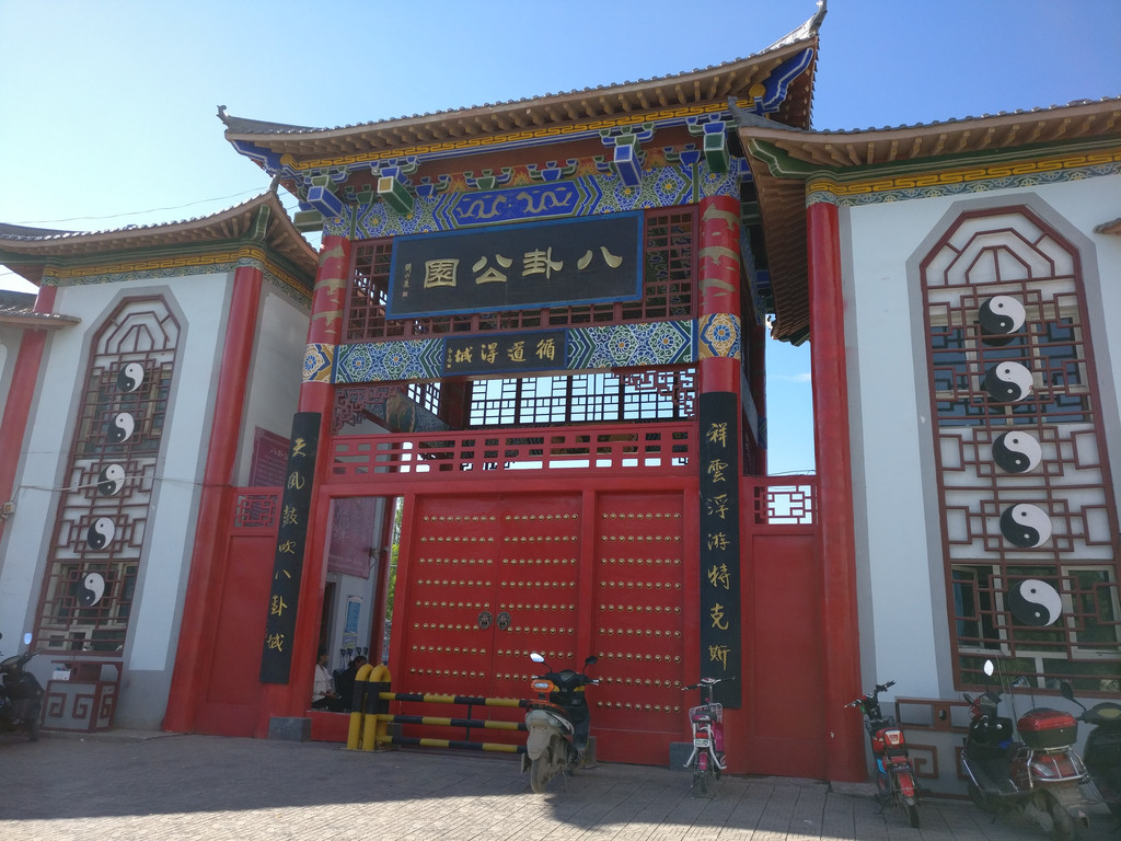 摩天轮就收费了,票价没问,估计一,二百块吧.