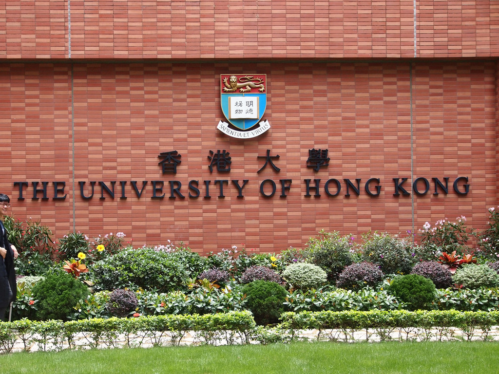 香港大学标准性建筑,去的时候因为是6月9号,毕业期间也看到很多人前来