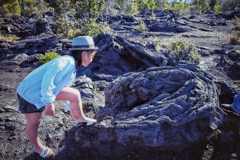 这是火山岩浆冷却后形成的景观,是不是很奇特呀,有的里面还有很大的