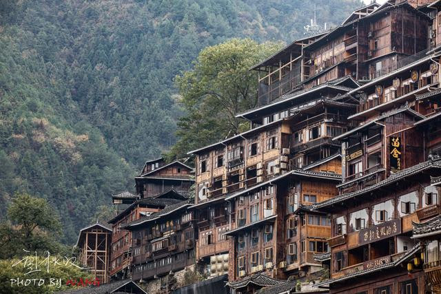 天平地不平,"中国最后秘境"里的特色建筑——苗族吊脚楼