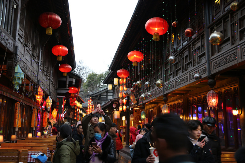 因为据说锦里的夜景很好看,现在天也没黑,就慢慢溜达.