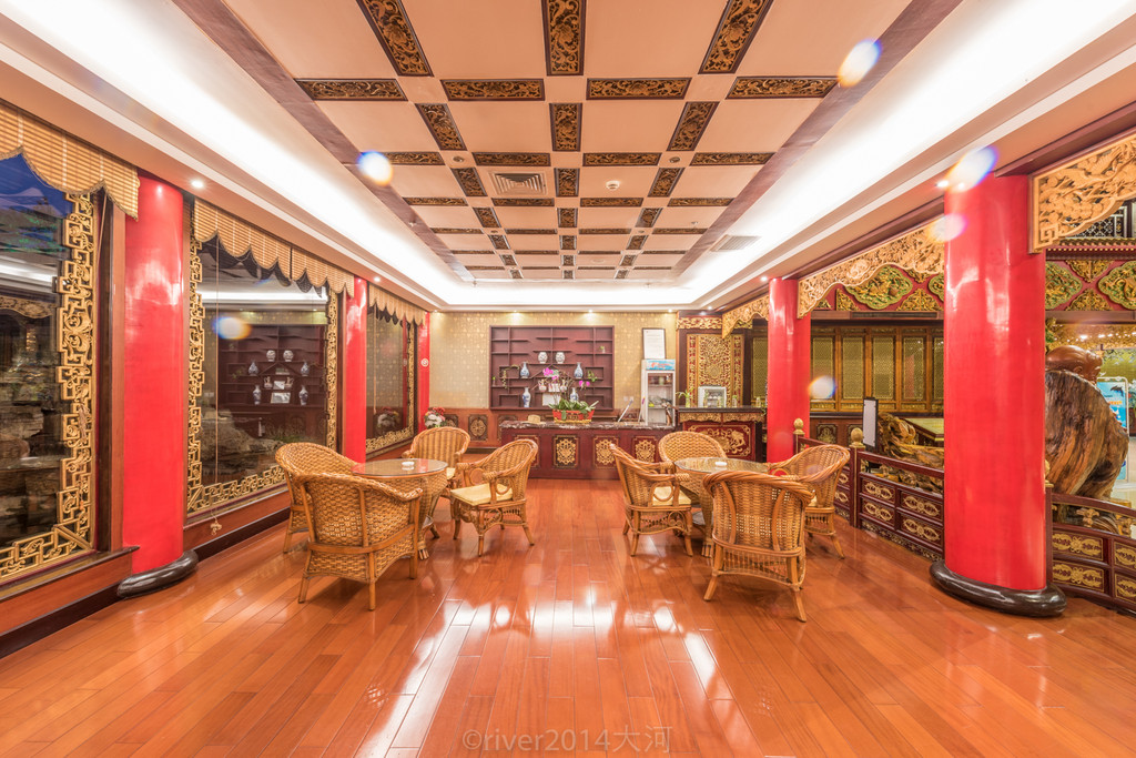 中式古典园林设计,大厅宽敞明亮,朱的柱子和金碧辉煌的装饰联想到