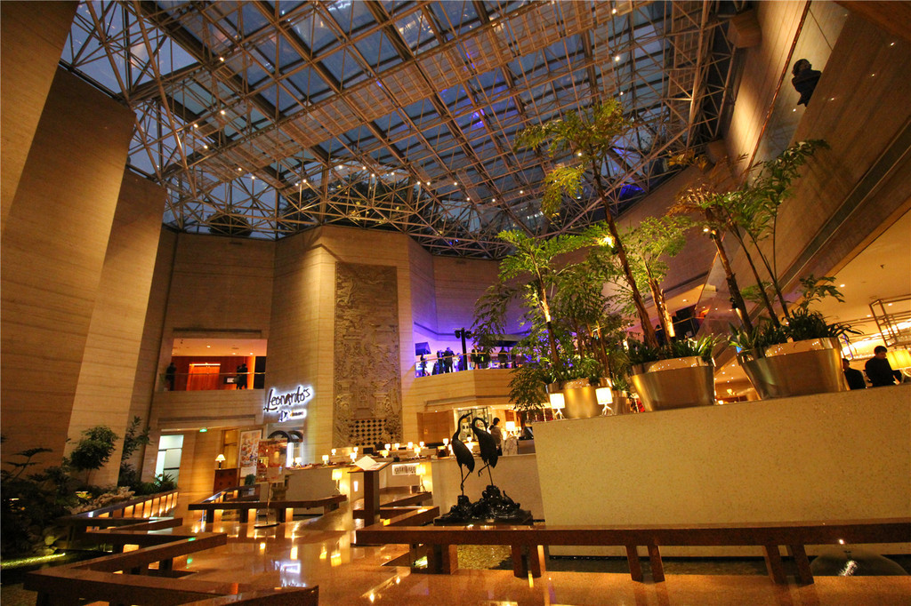 说起来上海滩的自助餐厅,静安昆仑大酒店连天阁的周末晚餐绝对是数一