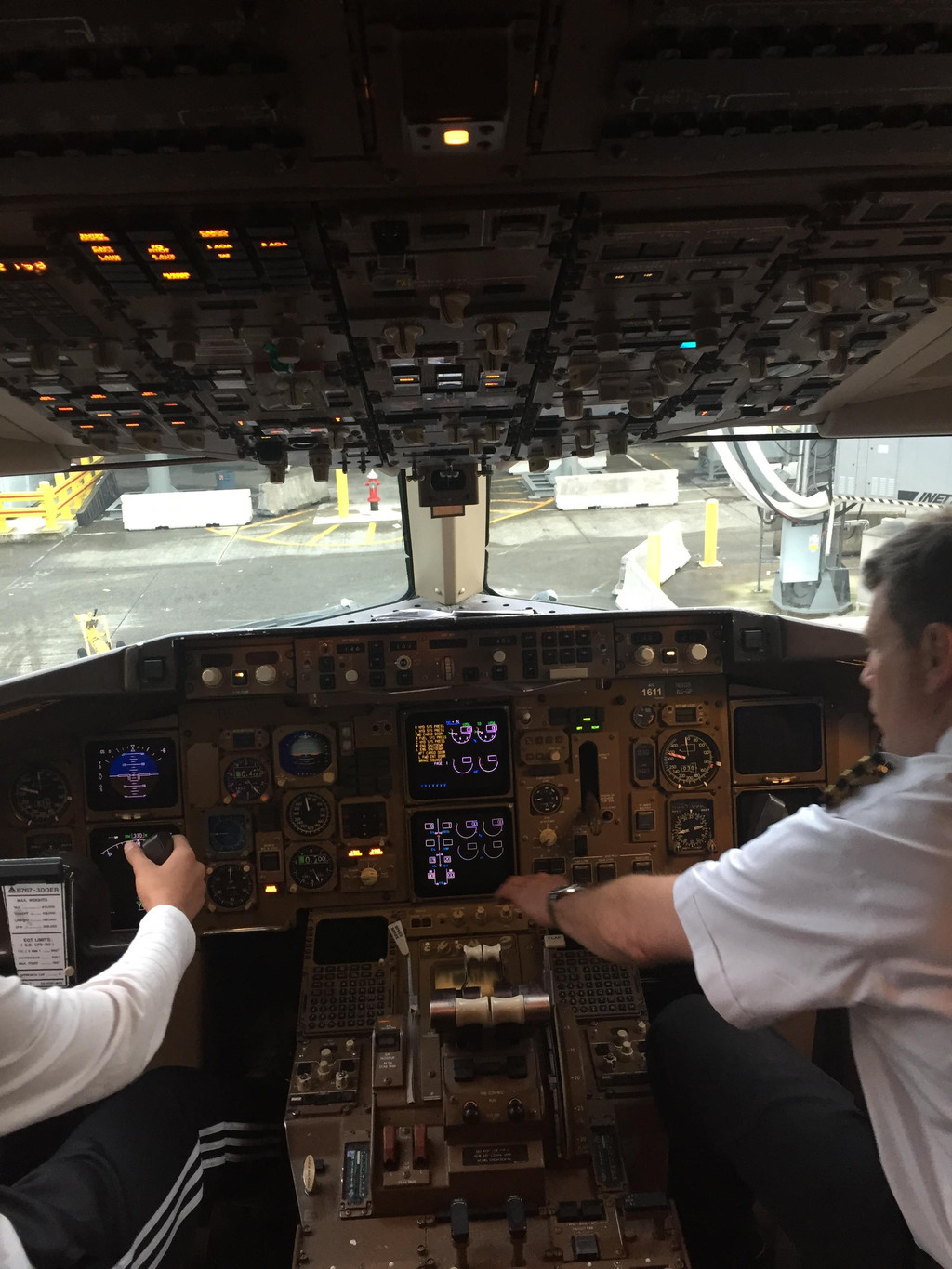 很幸运,降落西雅图塔科马机场后,获准进入波音767的驾驶舱