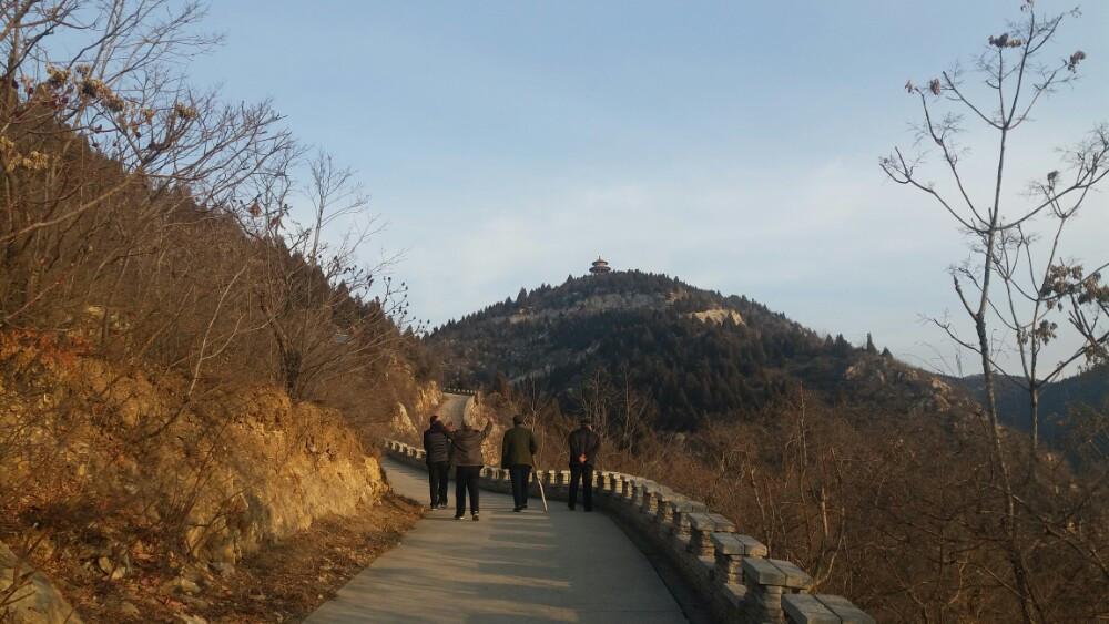 其中穿云洞,山顶洞,白大洞等较为有名,崆峒积雪,为古代渔阳八景之一