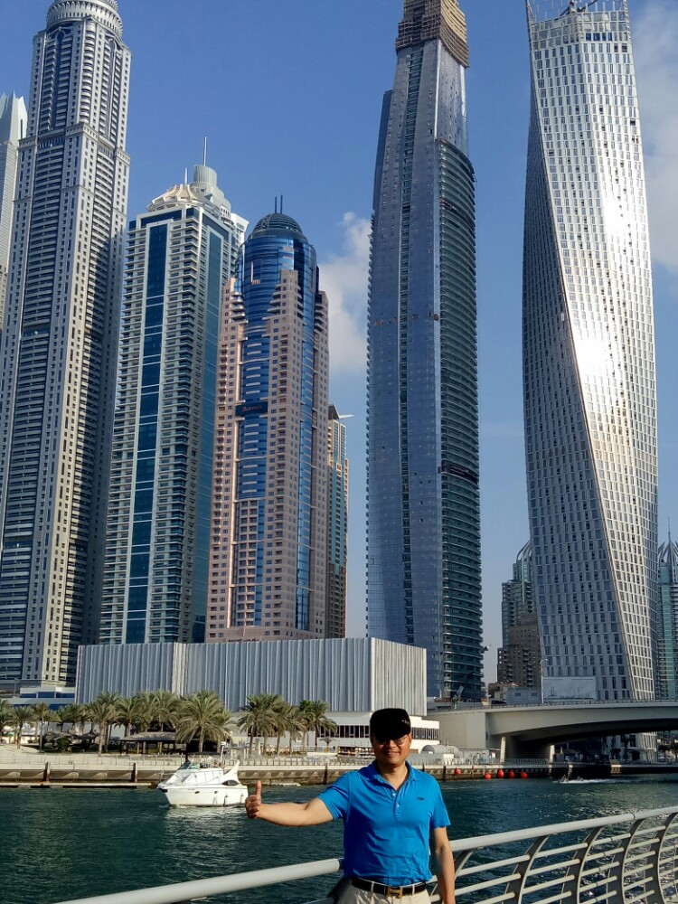 一边是超现实主义的摩天大楼,切割和扭曲着迪拜的