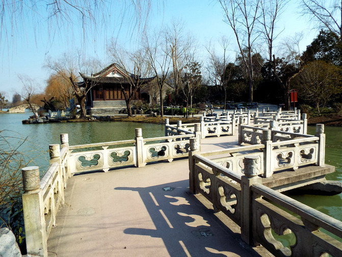 再次经过二十四桥,熙春台,走曲桥,直奔"五亭桥".