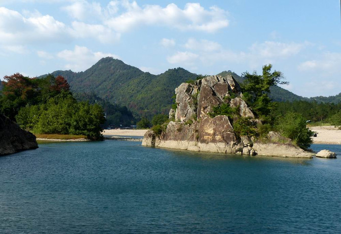 楠溪江狮子岩景区是因为江中有块岩石,形似狮子而得名.