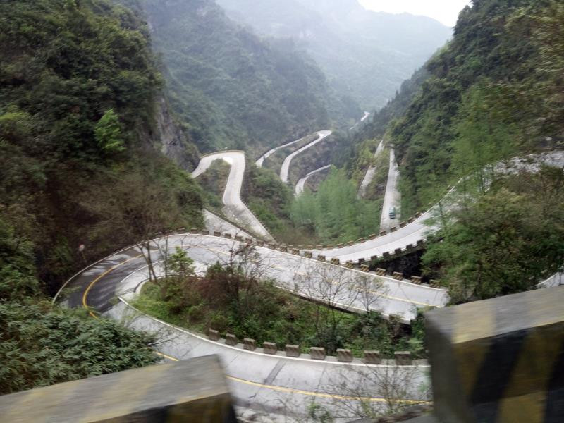 沿途可欣赏峰峦叠嶂的风景和天门山盘山路,真的是山路十八弯,弯弯相连