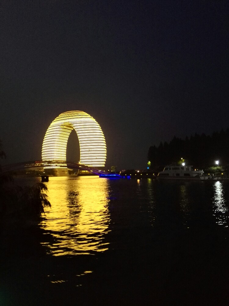 湖州夜景(月亮酒店和小梅大桥)