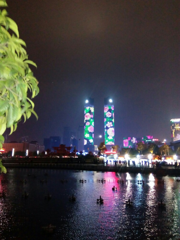 位于滕王阁对面的秋水广场夜景,春节之中国结