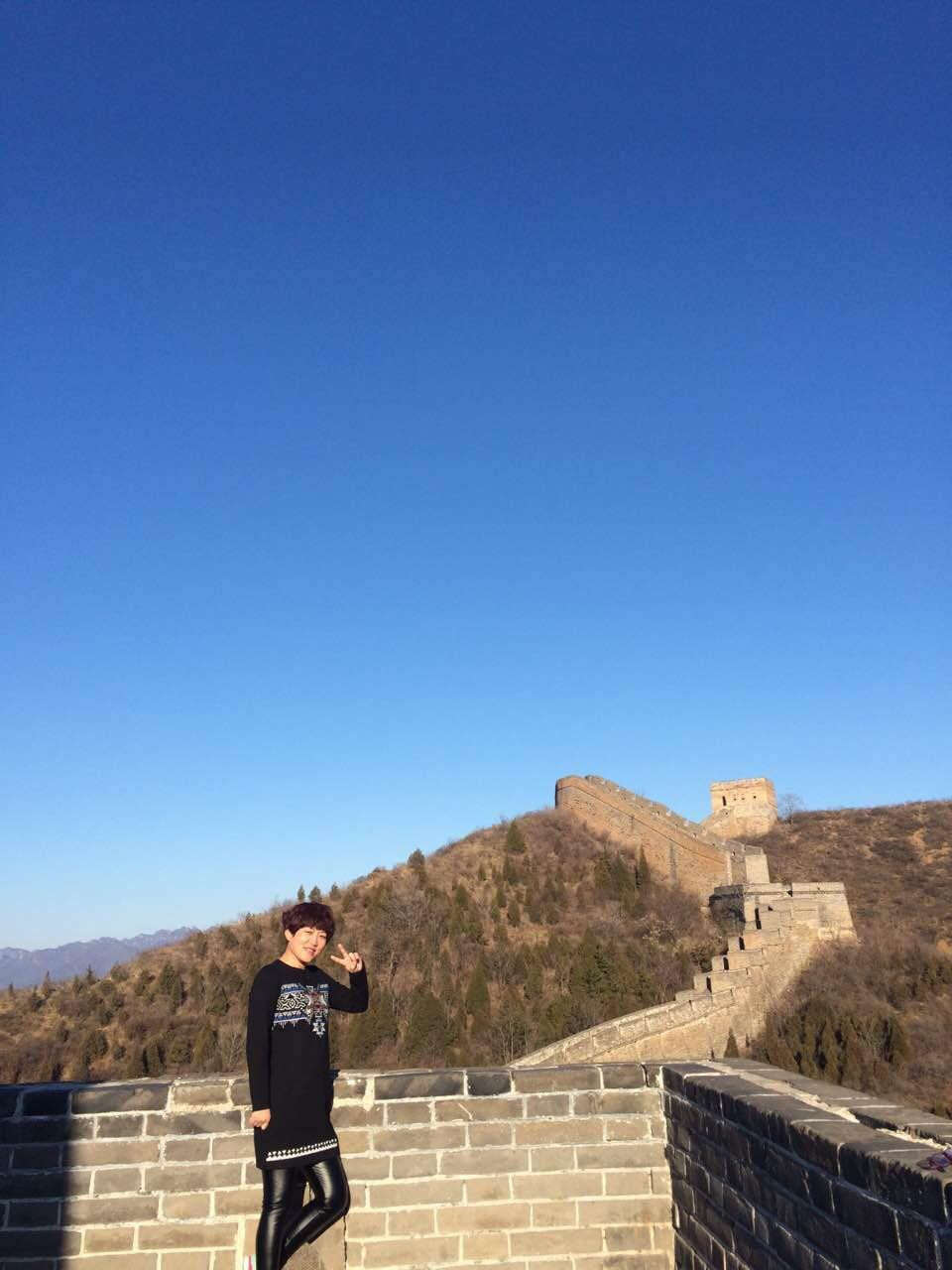 砖垛口两侧的铭牌上记载着这里就是当年柯受良飞越长城和新闻联播