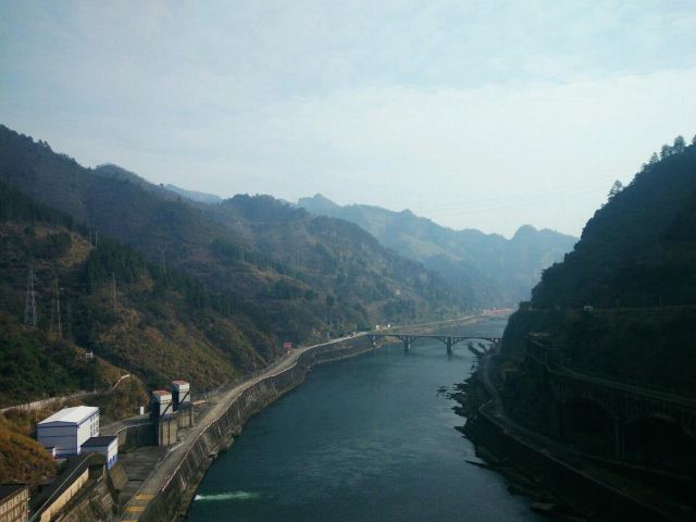 凤滩水电站位沅水支流酉水下游,距沅陵县45公里,最大坝高112.