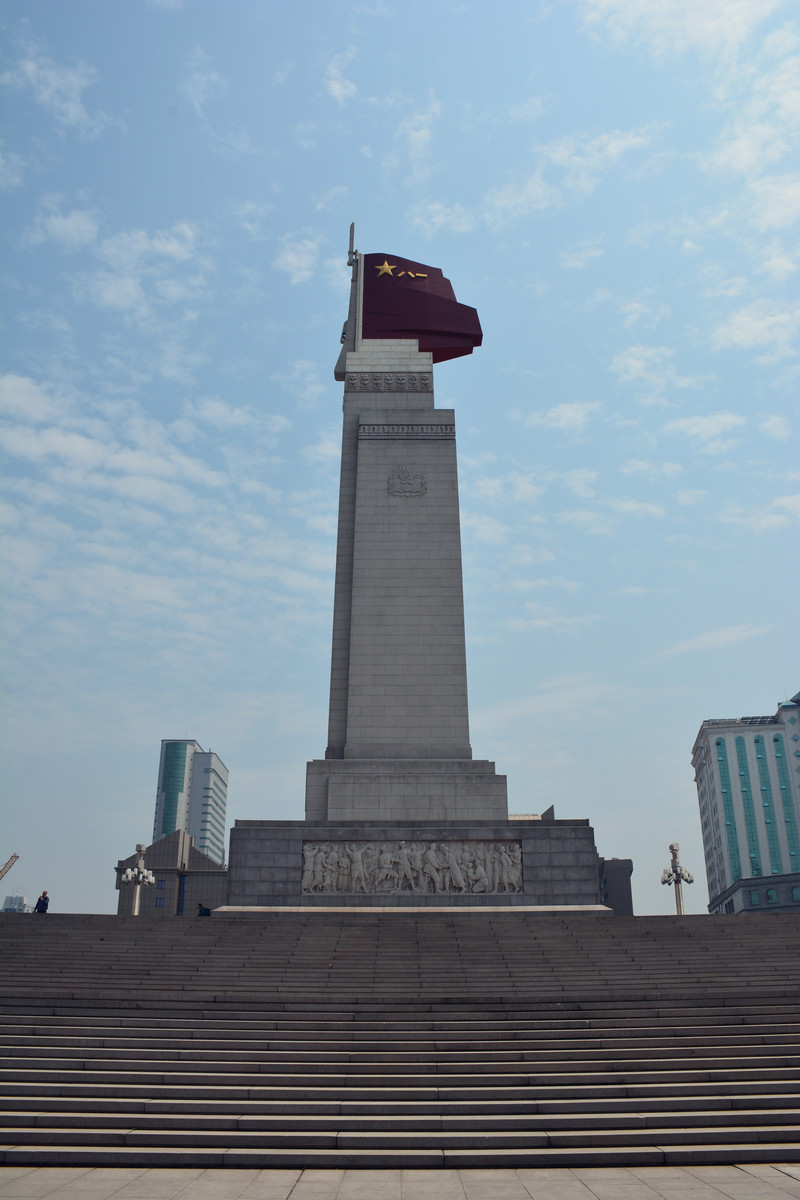 是历史文化名城南昌的中心广场, 八一起义纪念塔为广场中的标志性建筑