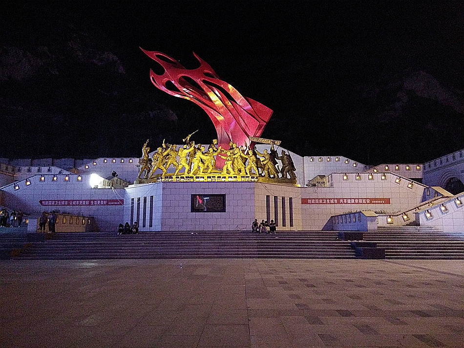 凤凰广场雕像群夜景