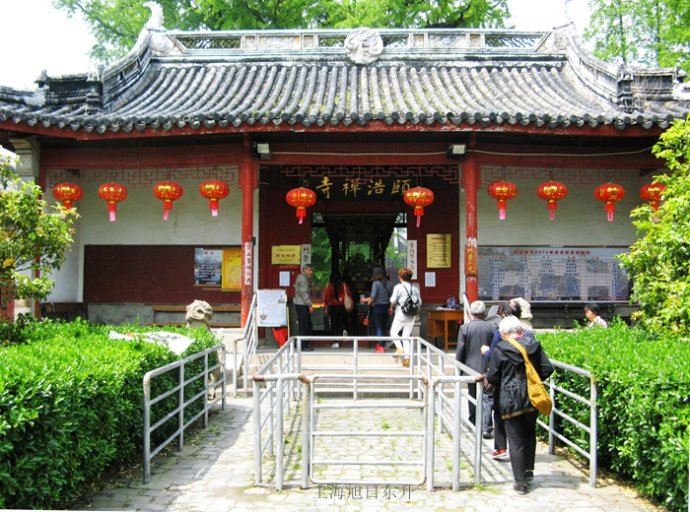 桥系单孔石梁桥,桥因几经修建,现如今已变成水泥石板桥.
