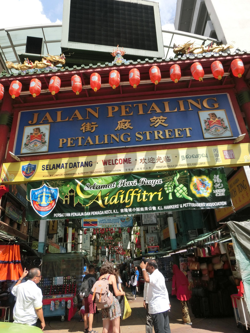 茨厂街是吉隆坡的唐人街,从建筑到商品,小吃,都尽显中国传统文化,这里