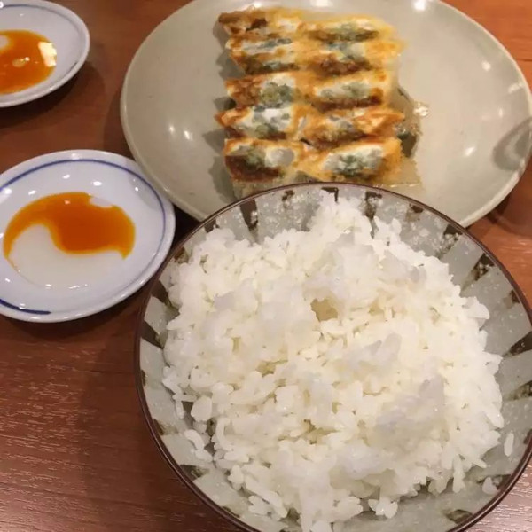 叫了2种味道,虽然是素の,不过都很好吃,日本人吃饺子都要配米饭