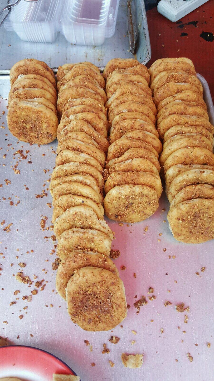                沿街叫卖的核桃饼