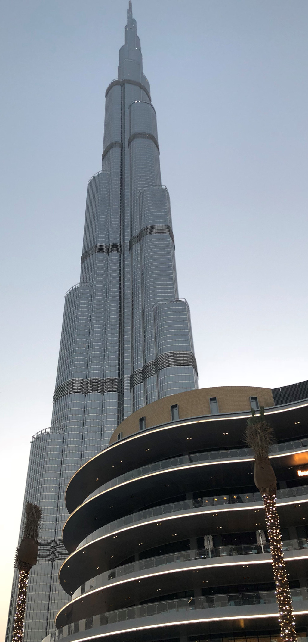 还没有开放,对面是到处都可以看到的阿联酋最大的建筑公司emaar标志