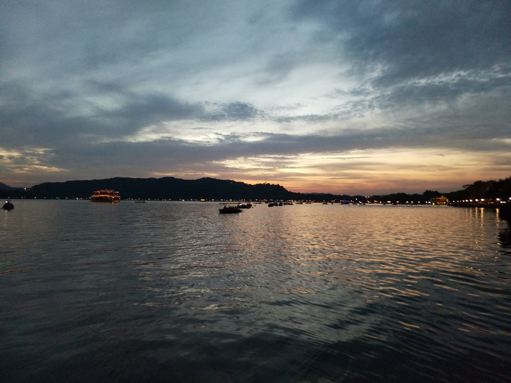 西湖的夜景真心美,别急,更美的在后面