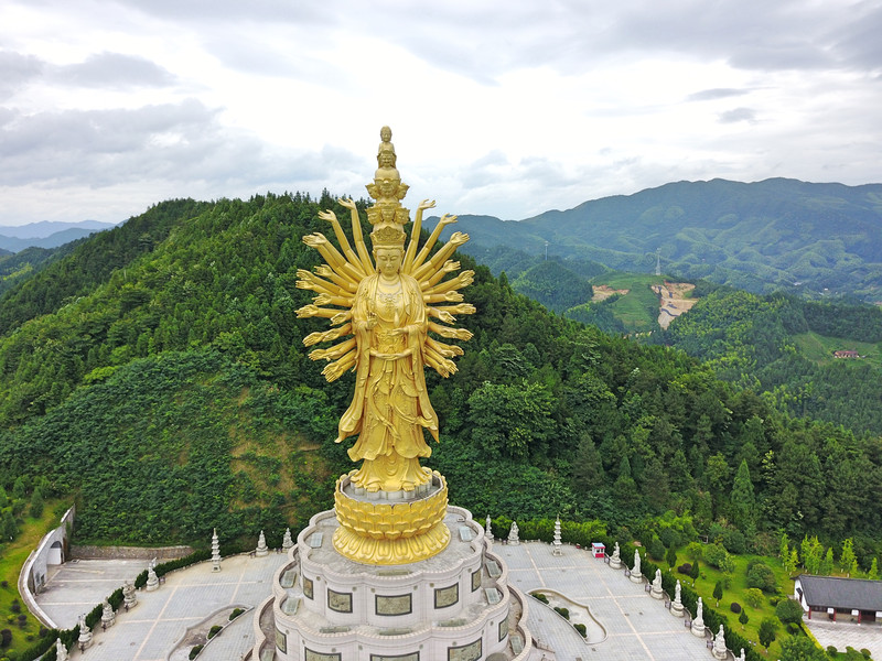 这尊被誉为世界上最高的户外千手千眼观音雕像,在沩山山腰之中,安详的