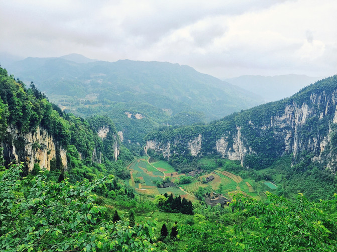 天坑寨子景区以奇特的地质奇观和保存完好的民俗文化为核心产品,这里