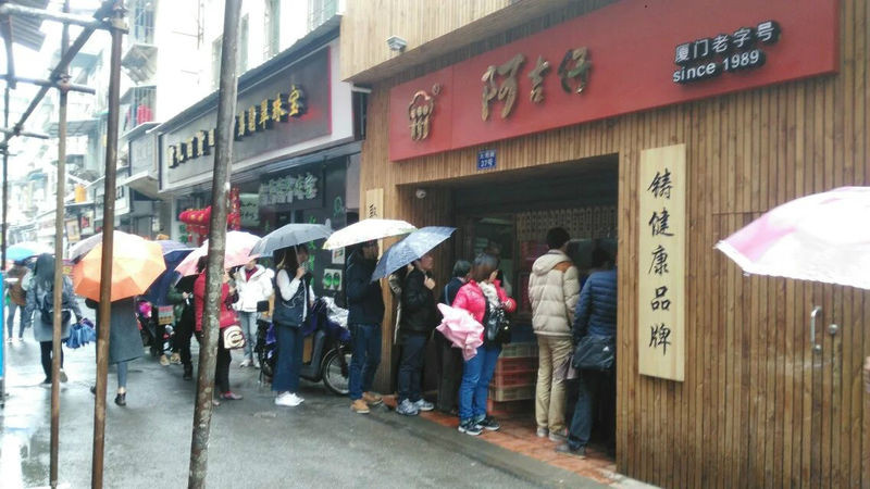 在海鲜大排档对面有家阿吉仔 还不错.