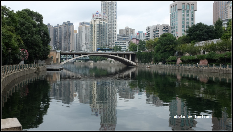 南明河沿岸流经凤凰湾,河滨公园,筑城广场,甲秀楼,冠洲桥等著名景点