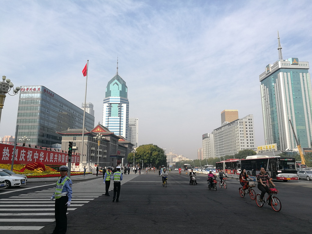 饭店面临迎泽大街,迎泽大街,被誉为三晋第一街,太原市的一条东西向的