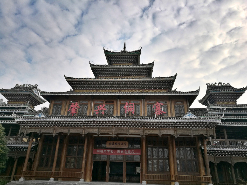 景区内风景秀美,建筑风格极具民族特色,一波池水静静流淌在绿意盎然