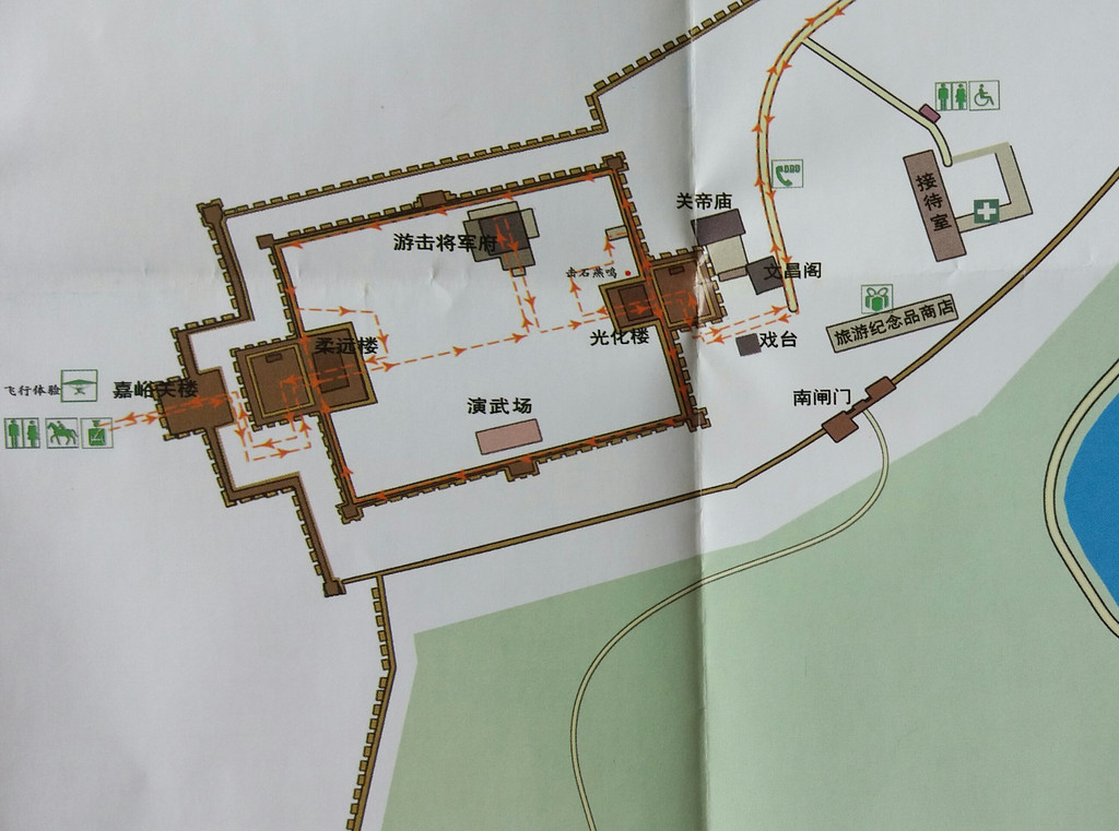 由导览图可以看出,嘉峪关关城由图示的右上角的东闸门进入后,依次