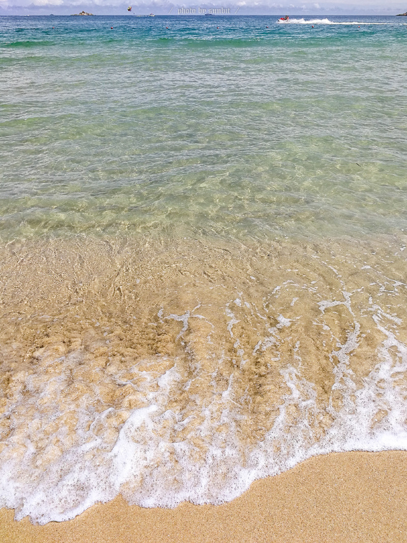 亚龙湾沙粒洁白细软,海水澄澈晶莹,远望呈现几种不同的蓝色