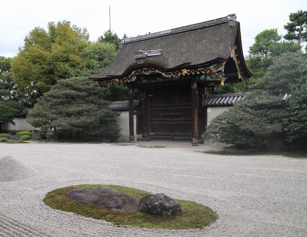  侧道边有多个小寺院错落有致地围绕着主寺,小寺称之为"塔头".