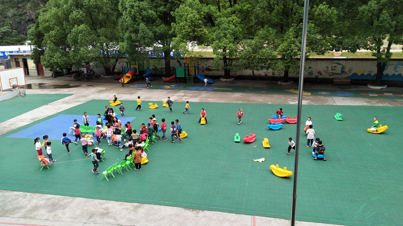 幼儿园和小学在一起,操场上是幼儿园的孩子在做游戏