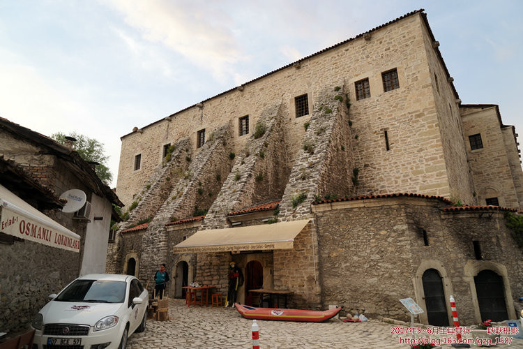 清真寺旁边这高高的石头建筑,是小城里的古驿站,我们围绕着围墙边走