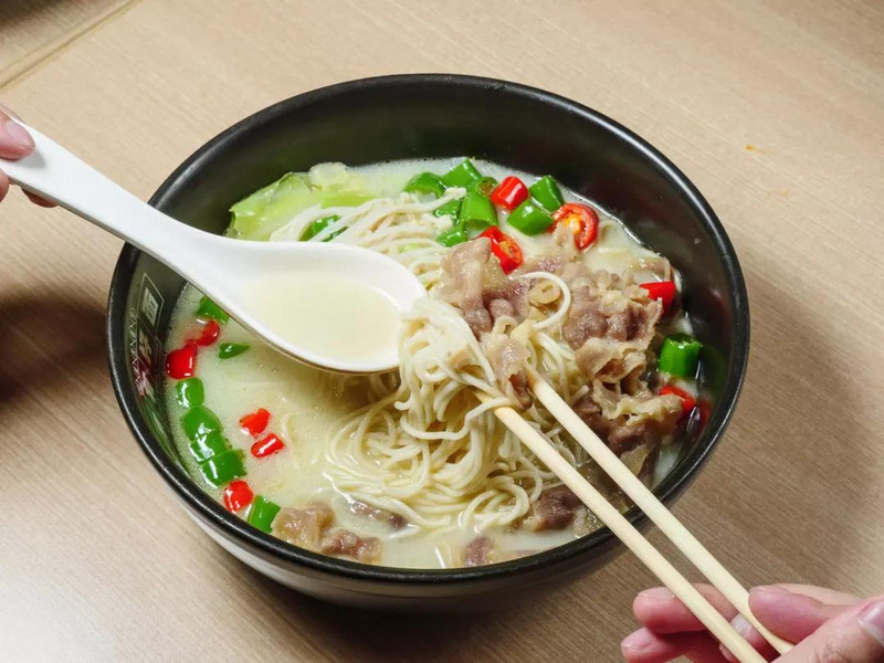 在火锅界非常流行的肥牛,跨界到汤面里依旧不失它的风采.