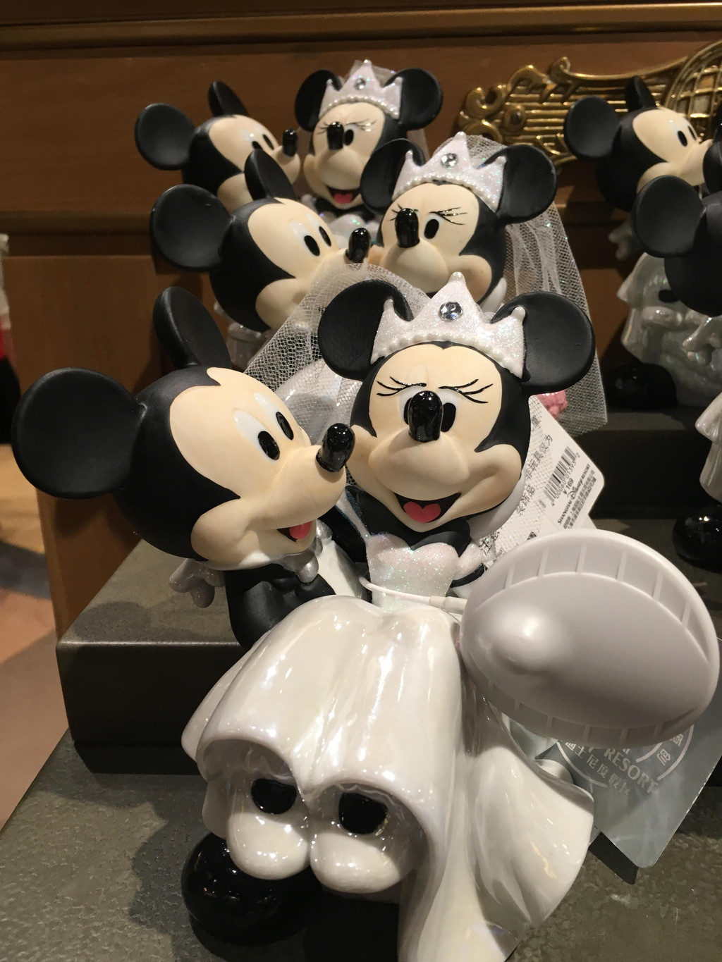迪士尼商店里的各种纪念品