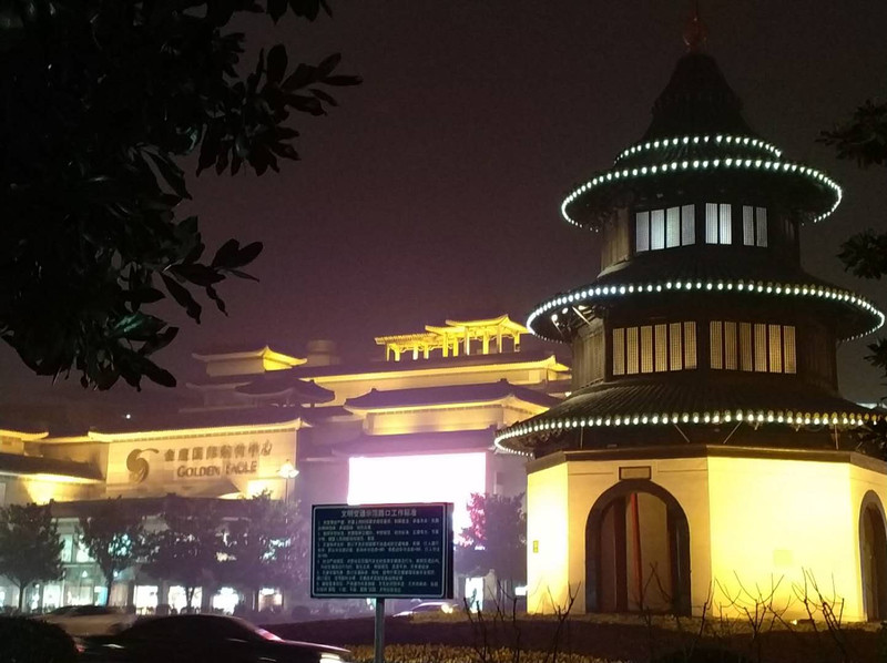 酒足饭饱后,我们沿着汶河北路漫无目的的散步,感受扬州这座城市的夜晚