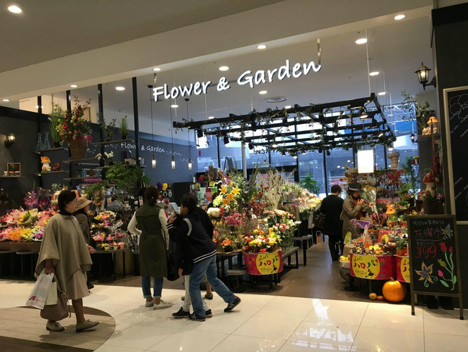 商场内有一家花店