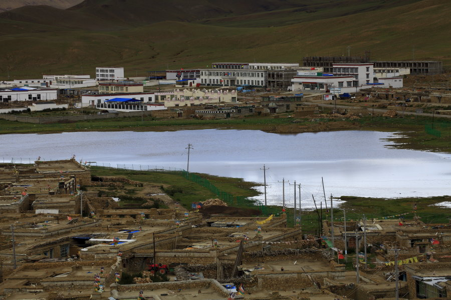 哲古镇-保持着原始藏家状态,但湖对岸 建起了新式建筑,西藏在变化