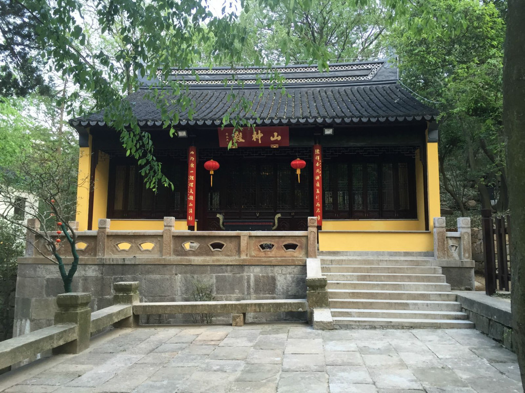 翠岩寺原名花山寺,为康熙赐名,相传东晋般若六大家之一支遁为开山