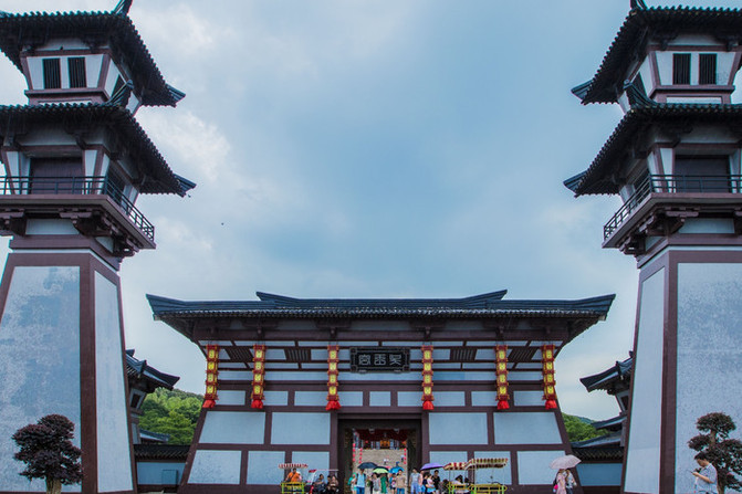 这里是吴王宫,宫门前侧立的两座阙楼,是三国景点最高的建筑物,在汉代